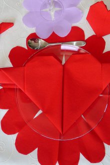 Декора за маса за деня на Свети Валентин със салфетки