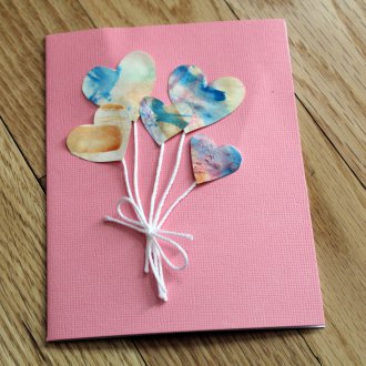 Подарък за 14 февруари направете сами поздравителна картичка със сърца.