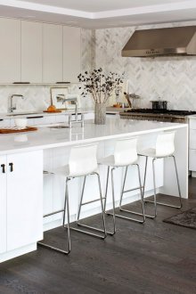 Бели бар столове, изработени от пластмаса и метал в светла кухня