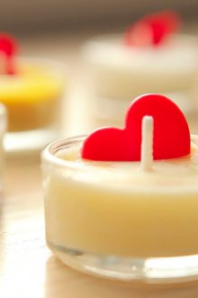 Подарък за 14 февруари свещи направете сами със сърца.