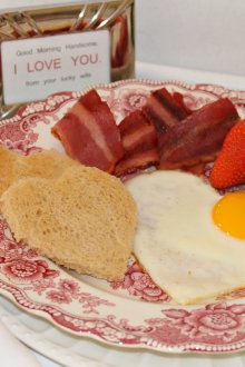 Направи сам подарък на 14 февруари закуска във формата на сърце