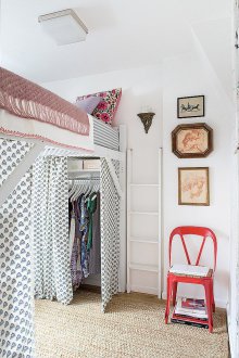 Таванско легло с съблекалня