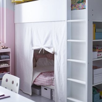 Таванско легло със завеси