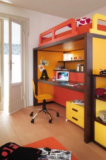 Жълто таванско легло