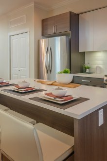 Бели бар столове в интериора на кухнята