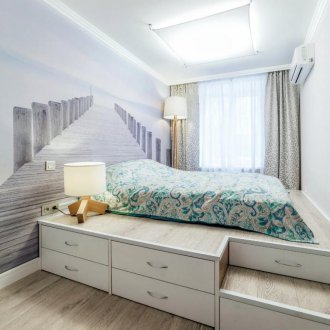 Podium katil di dalam bilik tidur dengan kertas dinding foto