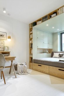 Perabot di bilik tidur dengan podium