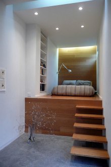 Podium katil di dalam bilik tidur
