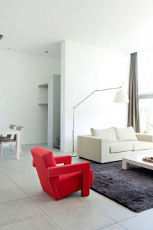 Weißes Interieur mit hellen Akzenten