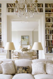 Weißes Interieur im klassischen Stil