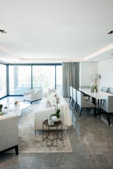 Weißer Innenraum mit Sofa