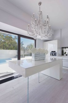 Weißes Hightech-Interieur