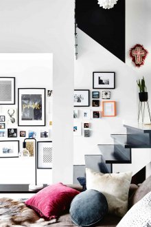 Weißes Interieur mit Gemälden