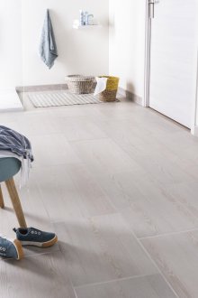 Weißer Innenraum mit Porzellanfliesen