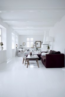 Weißer Innenraum mit braunem Sofa