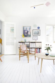 Weißes Interieur mit bemalten Wänden
