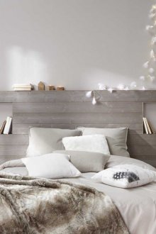 Weißes Bett im Innenraum