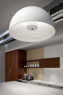 Weiße Lampe im Innenraum