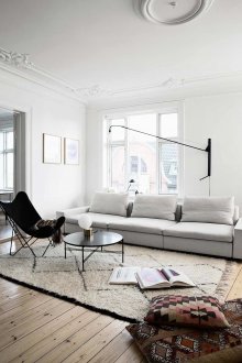 Weißes Interieur mit Stuckleisten