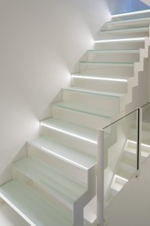 Weißer Innenraum mit Treppe