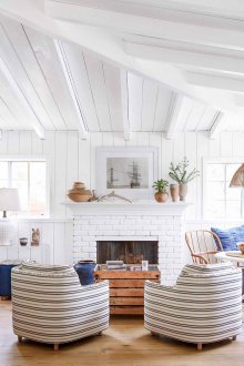 Weißes Interieur im Marinestil