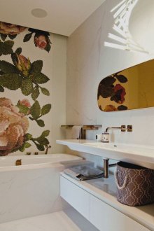 Weißer Innenraum mit Mosaik