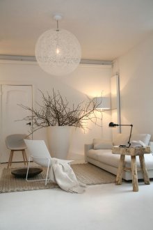 Weißes Interieur mit natürlichen Materialien