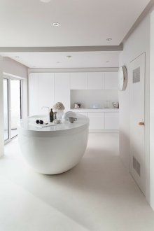 Schlichtes weißes Interieur