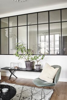 Weißes Interieur mit Trennwänden