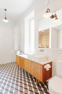 Weißer Badezimmerinnenraum im Retrostil