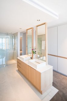 Weißes Badezimmer Interieur