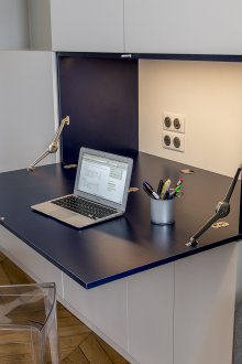 Weiße Garderobe im Innenraum