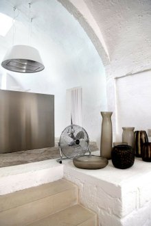 Weißer Innenraum mit gewölbter Decke