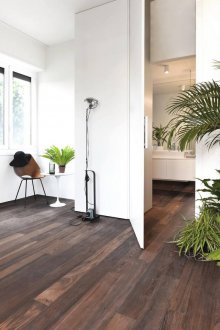 Weißer Innenraum mit dunklem Boden