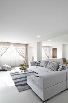 Weißer Innenraum mit Ecksofa