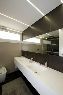 Weiße Decke im Badezimmer