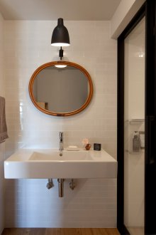 Weißes Badezimmer Interieur