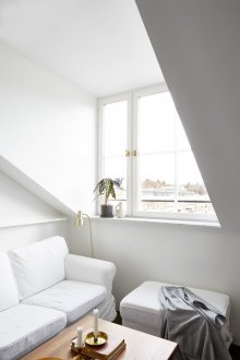 Weißes Interieur mit goldenem Dekor