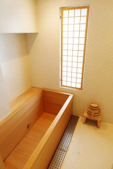 Bahagian dalaman Jepun dengan mandian kayu