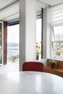 Interior Jepun dengan meja bulat