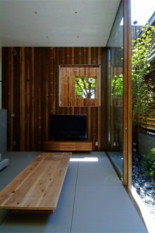 Interior Jepun dengan hiasan dinding kayu