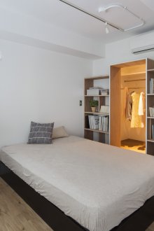 Interior bilik tidur Jepun dengan rak