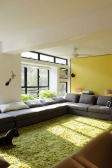 Interior Jepun dengan dinding kuning