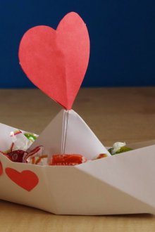 Kraf untuk 23 Februari bot dengan gula-gula