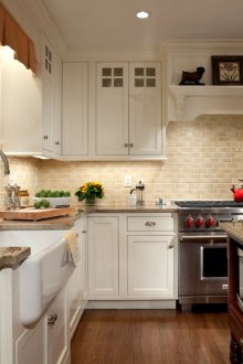 Мивка за прозорци с римски щори в кухнята