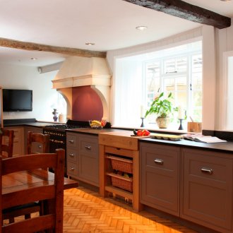 Мивка под прозореца в голяма кухня