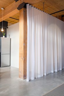 Зониране на завеси в индустриален стил