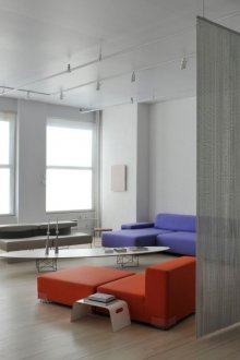 Зониране с нишки за завеси в студио апартамент