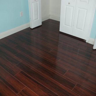 Тъмен ламинат и бели врати в стаята