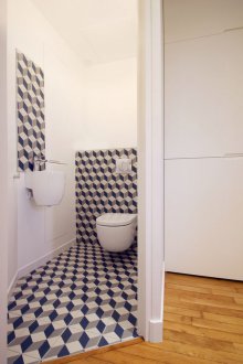 Patterned toilet tile